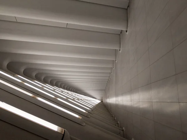 Beyaz sütunların ve duvarların soyut görüntüsü Oculus Dünya Ticaret Merkezi, Manhattan, New York