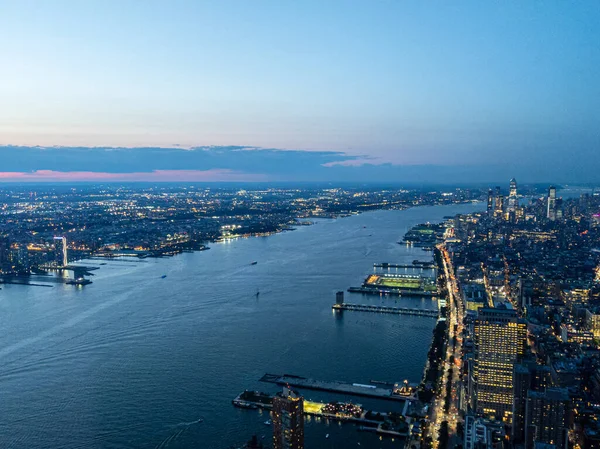 New York ve New Jersey arasındaki Hudson Nehri 'nin gün batımında hava görüntüsü.