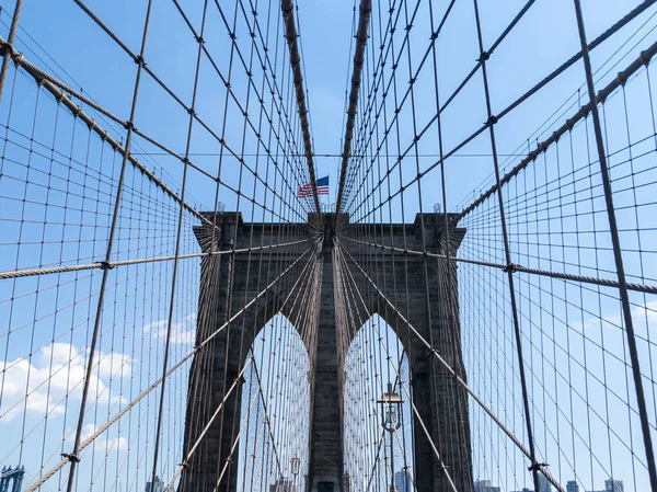 Brooklyn Köprüsü New York Aydınlık Bir Yaz Gününde Amerikan Bayrağı — Stok fotoğraf