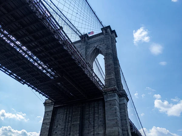 New York Parlak Bir Yaz Gününde Brooklyn Köprüsü Nde Amerikan — Stok fotoğraf