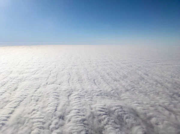 Gün ortasında eşsiz bir dokusu olan altokümülüs bulutlarının üstündeki hava görüntüsü