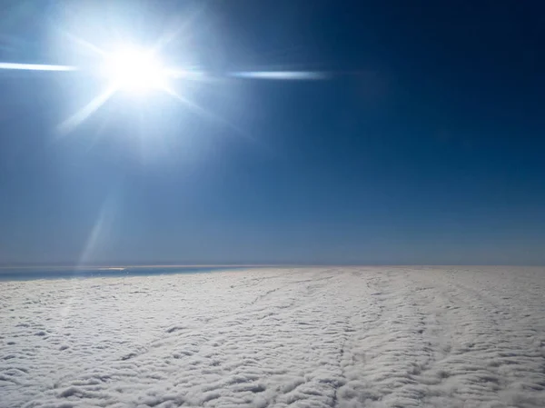 Güneş parlayan altokülüs bulutlarının üstündeki hava manzarası