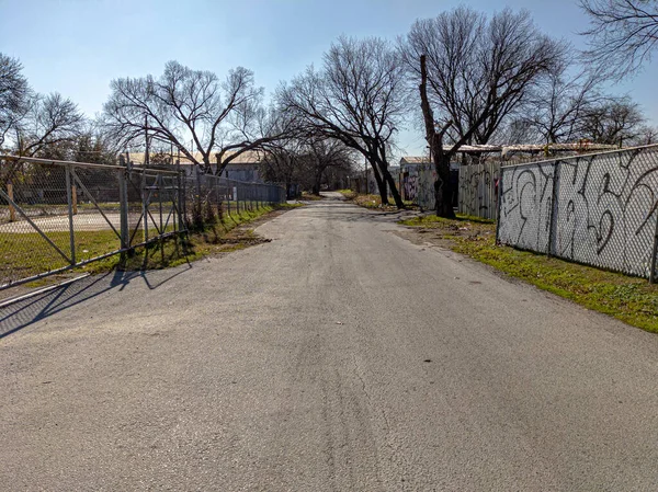 得克萨斯州达拉斯的后街空荡荡的 有废弃的建筑 篱笆上有涂鸦 — 图库照片