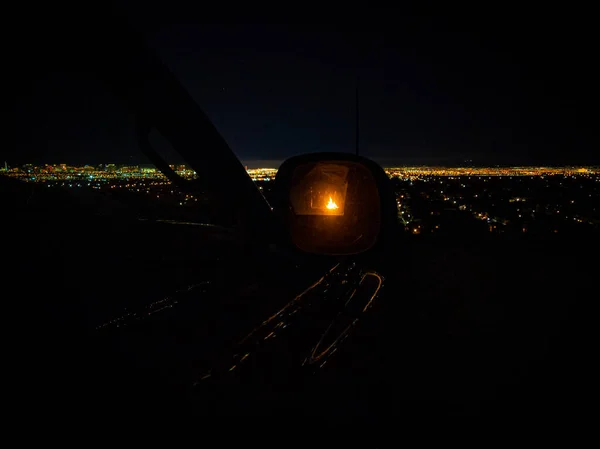 Nachtaufnahme Aus Dem Seitenspiegel Des Autos Von Menschen Lagerfeuer Silvester — Stockfoto