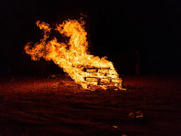 Geceleri küçük kamp ateşinden büyük alevler püskürüyor