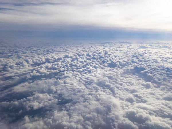 Küçük Kabarık Altokümülüs Bulutları Pürüzsüz Altostratus Bulutları Arasındaki Hava Görüntüsü — Stok fotoğraf