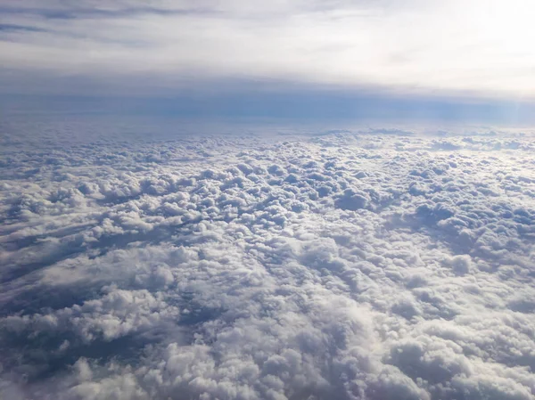 小さなコブ状のアルトコーム雲と滑らかなアルトストラタス雲の層間の空中ビュー — ストック写真