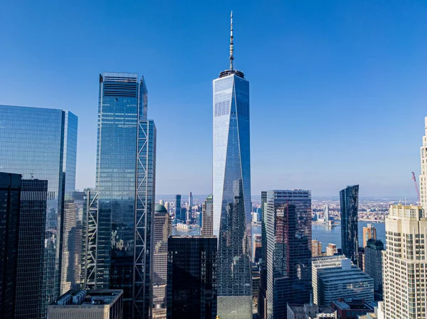 Financial District, Manhattan, New York 'taki One World Trade Center ve diğer gökdelenlerin yüksek görünümü