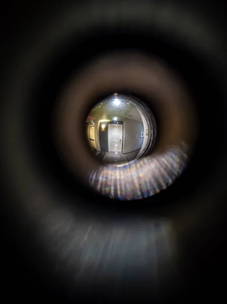 Otel odasının gözetleme deliğinden bakıyorum.