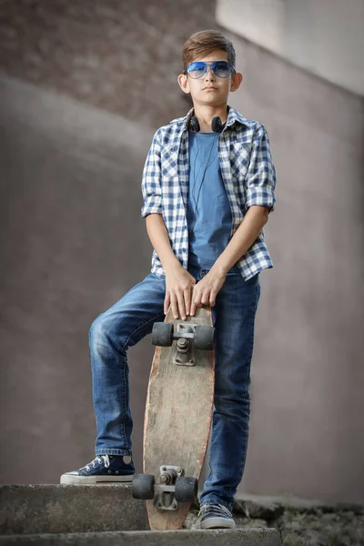 Porträt Eines Halbwüchsigen Jungen Mit Einem Skateboard Auf Der Treppe — Stockfoto