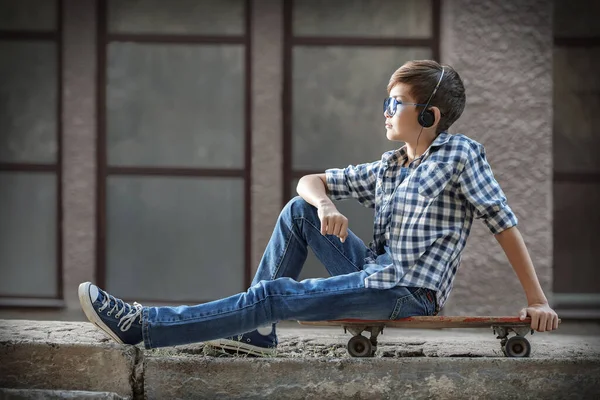 Porträt Eines Halbwüchsigen Jungen Mit Einem Skateboard Auf Der Treppe — Stockfoto