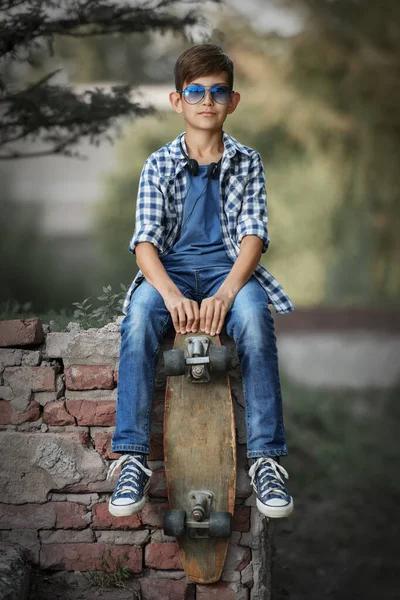 Portret Van Een Tienerjongen Met Een Skateboard Trap Het Park — Stockfoto