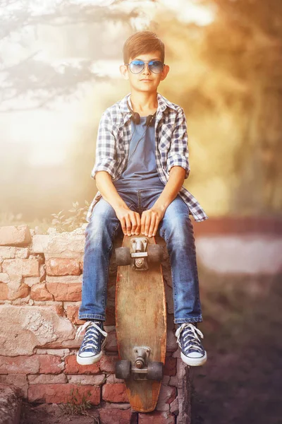 Porträt Eines Halbwüchsigen Jungen Mit Einem Skateboard Auf Der Treppe — Stockfoto