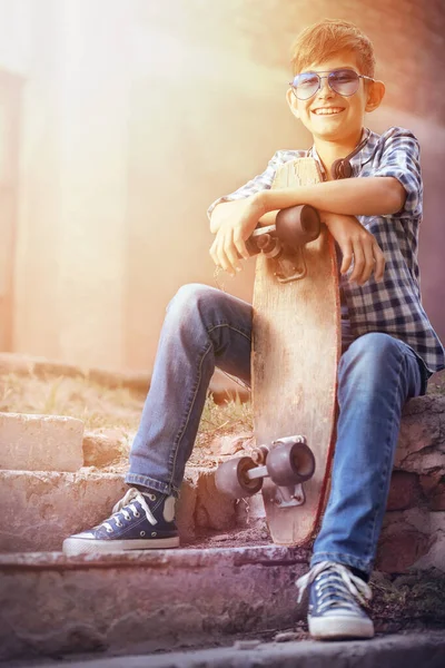 Портрет Хлопчика Підлітка Скейтбордом Сходах Парку Літній День — стокове фото