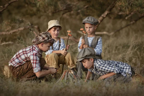 Çocuklar Bir Yaz Akşamında Ormanda Kazıkta Sosis Kızartırlar — Stok fotoğraf