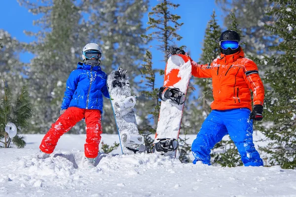 Rodzina Snowboardzistów Szczycie Góry Słoneczny Dzień Snowboardami Koncepcja Snowboardu Ośrodek — Zdjęcie stockowe