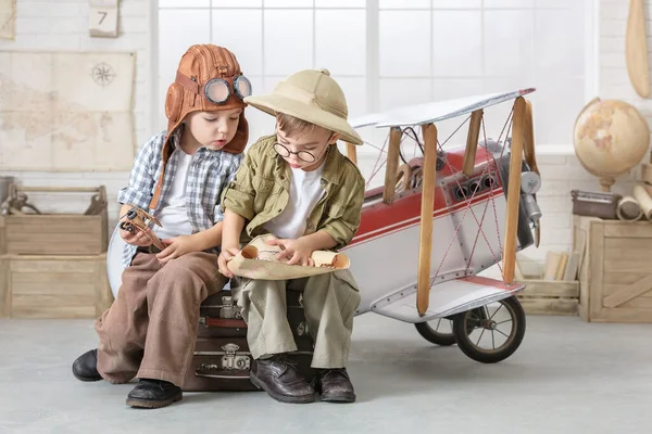 Двоє Маленьких Хлопчиків Уявляють Себе Пілотом Туристом Вирішують Карту Біля — стокове фото