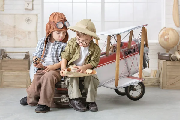 Twee Kleine Jongens Stellen Zich Voor Als Piloot Toerist Lossen — Stockfoto