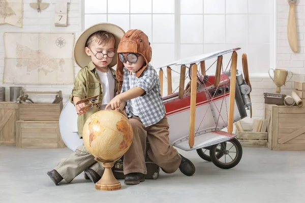 Dois Garotos Imaginam Como Piloto Turista Exploram Continentes Globo Perto — Fotografia de Stock