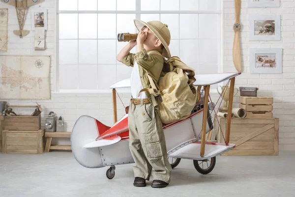 Kleine Jongen Toerist Met Grote Rugzak Verrekijker Buurt Van Het — Stockfoto