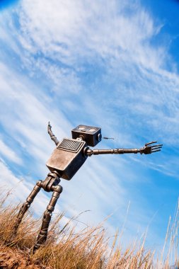 Kolları havada bir robot gökyüzüne bakıyor