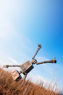 Ters dönmüş robot mavi gökyüzüne karşı tekerlek yapıyor