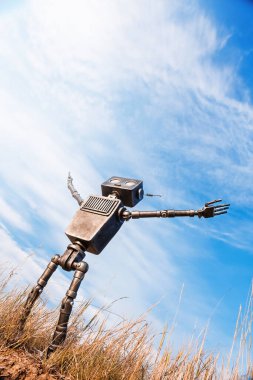 Kolları havada bir robot gökyüzüne bakıyor