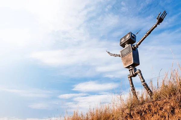 Robot Con Los Brazos Levantados Mira Hacia Cielo — Foto de Stock