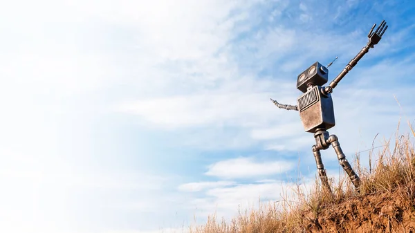 Robot Met Opgeheven Armen Kijkt Omhoog Naar Lucht — Stockfoto