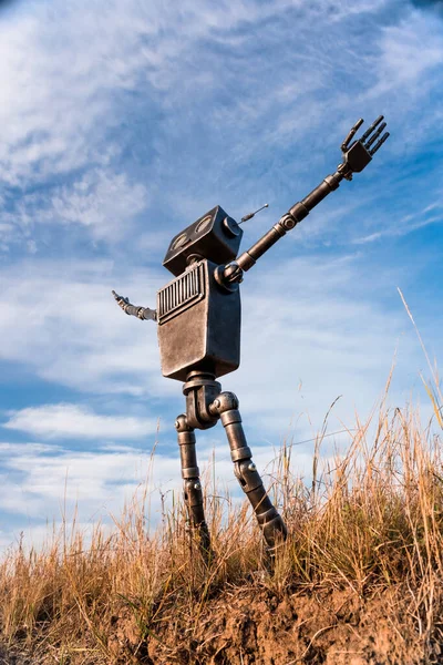 Robot Avec Les Bras Levés Regarde Ciel — Photo