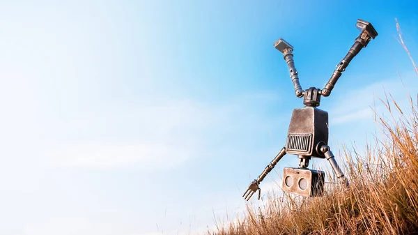 Robot Boca Abajo Hace Rueda Contra Cielo Azul —  Fotos de Stock