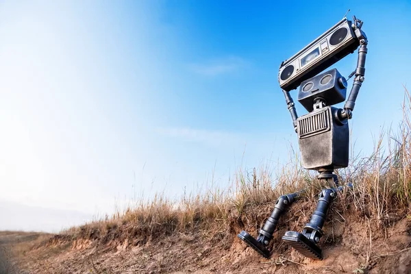 Robot Avec Magnétophone Dans Les Mains Contre Ciel Bleu — Photo