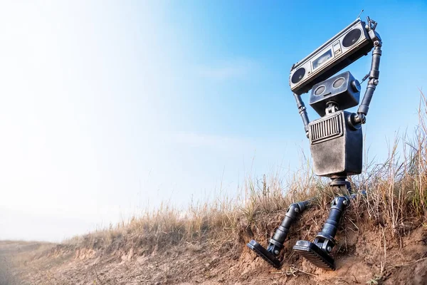 Robot Avec Magnétophone Dans Les Mains Contre Ciel Bleu — Photo