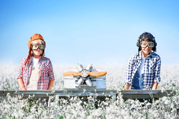 Jeunes Aviateurs Avec Avion Modèle Sur Terrain Par Une Journée — Photo