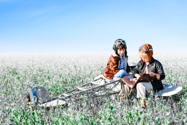 Jovens Aviadores Com Modelo Avião Campo Dia Ensolarado — Fotografia de Stock