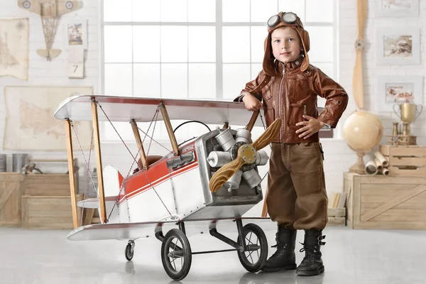 Petit Garçon Costume Pilote Jouant Avec Avion Dans Pièce — Photo