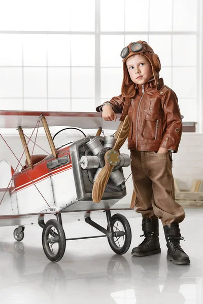 Niño Con Traje Piloto Jugando Con Avión Habitación —  Fotos de Stock