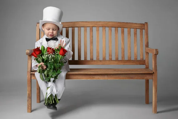 Menino Feliz Terno Banco Com Buquê Flores — Fotografia de Stock