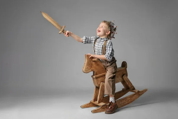 ロッキング ホースの騎士の衣装を着た少年の肖像 — ストック写真