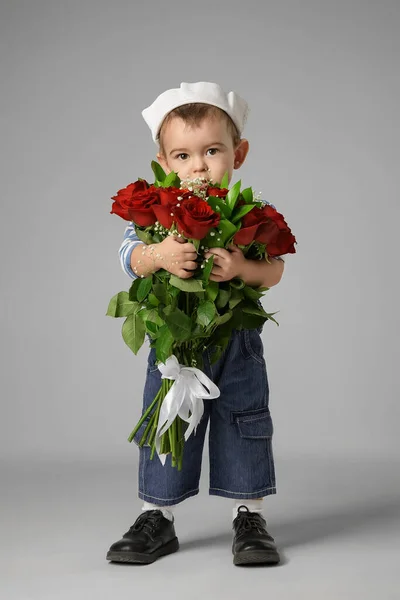 Kleiner Junge Matrosenanzug Mit Einem Blumenstrauß — Stockfoto
