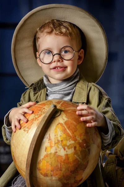 Petit Garçon Image Touriste Jouant Avec Globe Dans Chambre — Photo