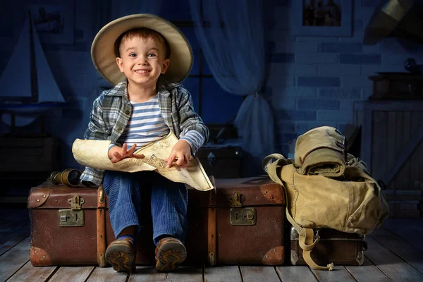 Menino Imagina Turista Brinca Seu Quarto — Fotografia de Stock