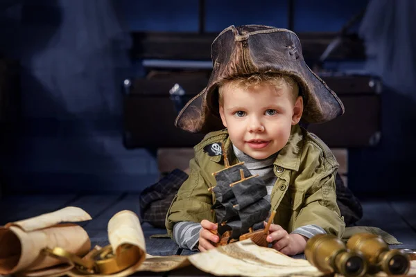 Retrato Menino Forma Pirata Brincando Com Navio Seu Quarto Noite — Fotografia de Stock