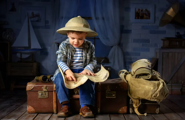 Küçük Çocuk Kendini Turist Olarak Hayal Ediyor Odasında Oynuyor — Stok fotoğraf