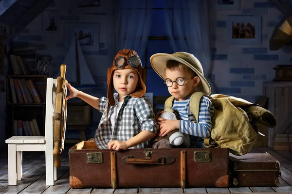 Dois Meninos Forma Piloto Avião Viajante Brincando Seu Quarto — Fotografia de Stock