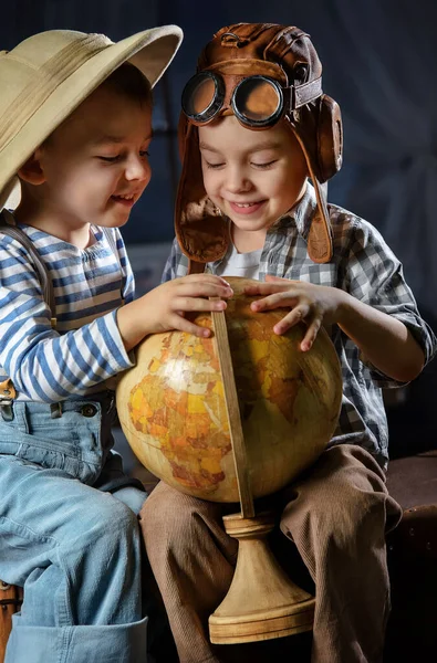 Dois Meninos Imagem Piloto Avião Viajante Estão Brincando Com Globo — Fotografia de Stock