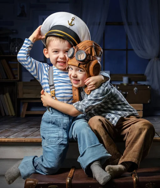 Dois Meninos Pequenos Ternos Capitão Navio Jogo Piloto Tarde Sala — Fotografia de Stock