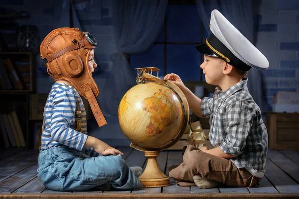 Dois Meninos Pequenos Ternos Capitão Navio Jogo Piloto Tarde Sala — Fotografia de Stock