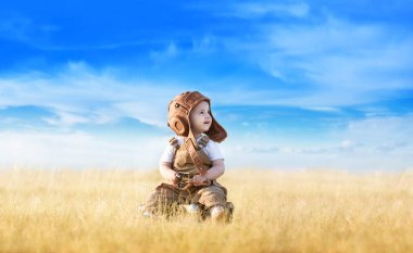 Güneşli bir günde tarlada model uçakla genç bir havacı.