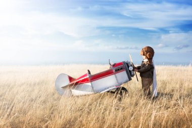 Güneşli bir günde tarlada model uçakla genç bir havacı.